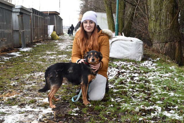 Agata Szymonik wraz z podopiecznym Przytuliska Bazylem