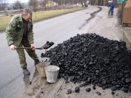 Mieszkańcom powiatu tczewskiego wciąż dokupują opał. Na zdj. Józef Zarębski ładuje węgiel.