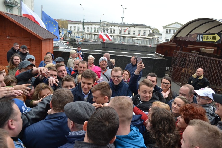 Dzień Flagi. Prezydent Sosnowca rozdawał flagi Zagłębia na Patelni ZDJĘCIA