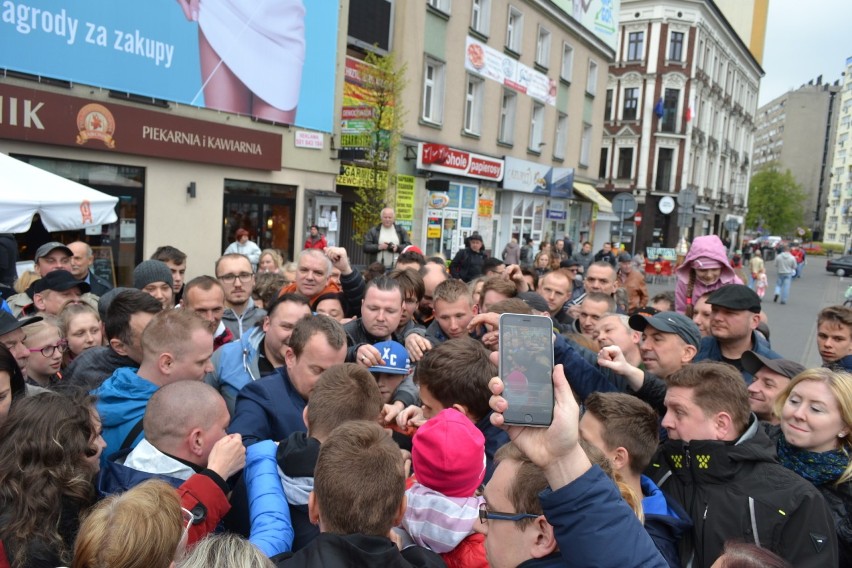 Dzień Flagi. Prezydent Sosnowca rozdawał flagi Zagłębia na Patelni ZDJĘCIA