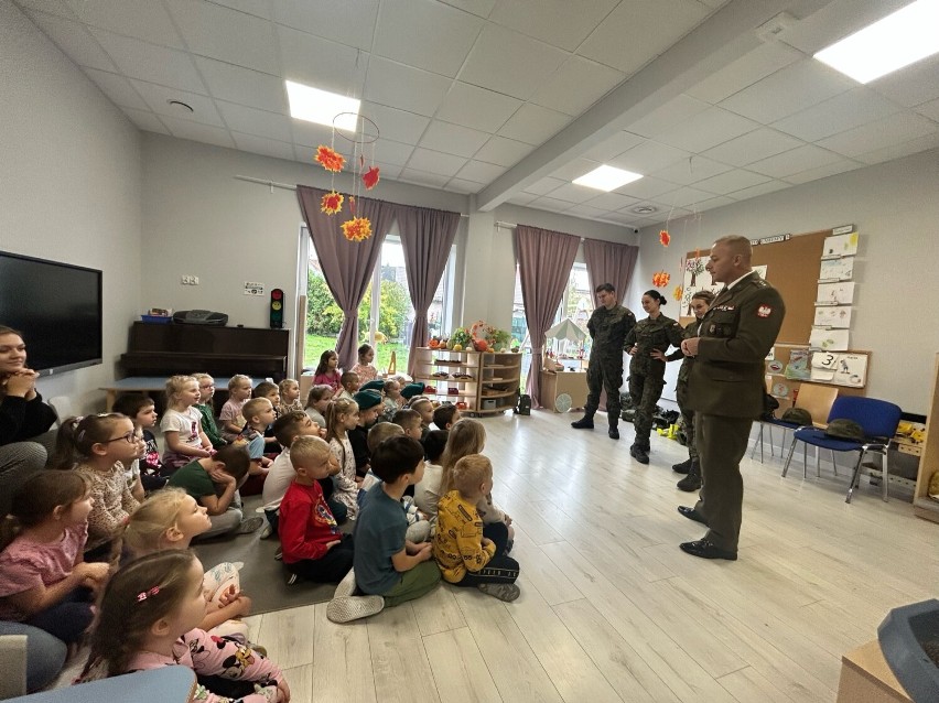Żołnierze Wojska Polskiego z wizytą w przedszkolu „Calineczka” w Nowym Dworze Gdańskim