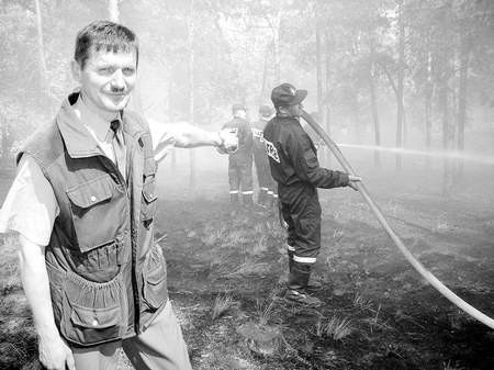 Wszystkie spalone drzewa trzeba będzie wyciąć i posadzić nowe &amp;#8211; mówi Zbigniew Szarecki, leśniczy z Osieka. Fot. I. Kolasińska