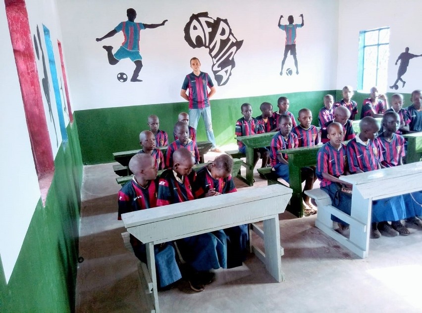 Dzieci w wyremontowanej klasie