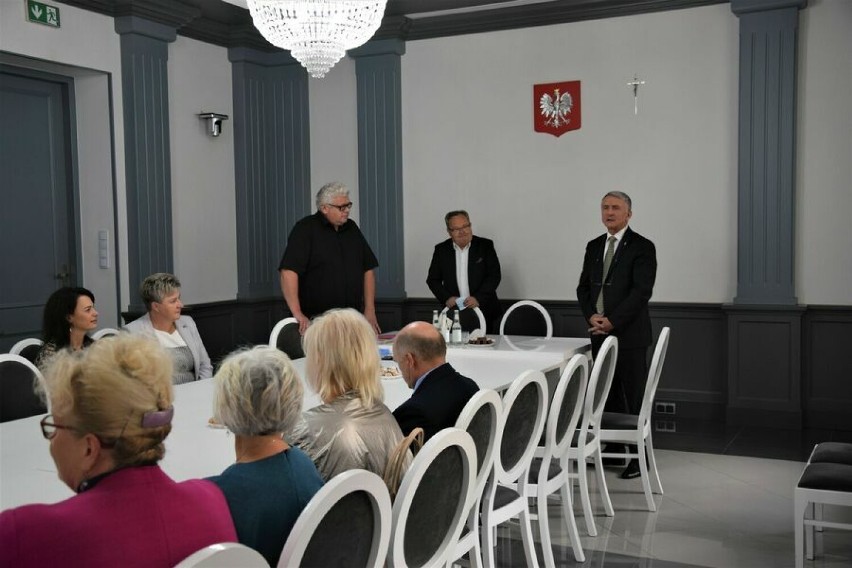 Nauczyciele i dyrektorzy opoczyńskich szkół odebrali nagrody burmistrza [ZDJĘCIA]