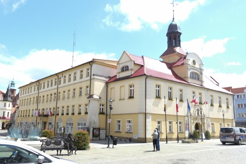 Średnie pensje netto pracowników urzędu miasta w Żarach w...