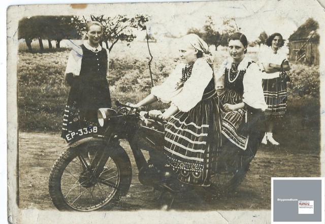 Panienki z Brenicy, lata 50. XX w. Tego typy fotografie bardzo często były wykonywane dorastającej młodzieży