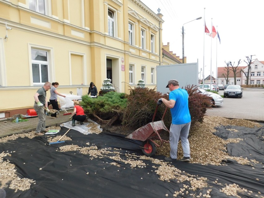 Urzędnicy ze Szczańca zabrali się za wiosenne porządki. Posprzątali teren przy urzędzie gminy [zdjęcia]