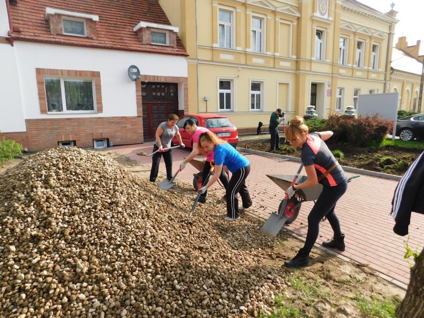 Urzędnicy ze Szczańca zabrali się za wiosenne porządki. Posprzątali teren przy urzędzie gminy [zdjęcia]