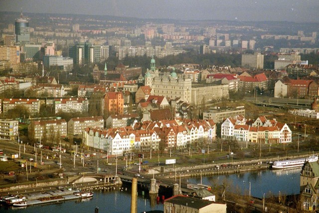 Pamiętacie jeszcze buty Buffalo, jelcze, hotel Arkona i Odrę? Przenieś się w czasie o kilkanaście lat i zobacz, jak wyglądało nasze  miasto w 2002 roku! Masz jakieś archiwalne zdjęcia Szczecina? Wyślij je do nas na alarm@gs24.pl 

Masz jakieś archiwalne zdjęcia Szczecina? Wyślij je do nas na alarm@gs24.pl.

ZOBACZ TEŻ: Szczecin kilkanaście lat temu. Tak zmieniło się miasto
