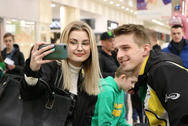 To było wyjątkowe spotkanie kibiców ze swoimi idolami. Żużlowcy Falubazu Zielona Góra w sobotę, 22 lutego, w galerii Auchan rozdawali autografy. Nie zabrakło również selfie oraz krótkich rozmów dotyczących m.in. tego co przyniesie nowy sezon. Akcja odbywała się w ramach trzydniowego wydarzenia "60 godzin z Falubazem".

To chyba jedna z najbardziej emocjonujących chwil dla każdego sympatyka żużla. Móc spotkać drużynę, której się kibicuje, zdobyć autograf na koszulce, szaliku, czapce... To chwila, która w przyszłości na pewno zaprocentuje pięknymi wspomnieniami. Stąd też wcale nie zdziwiły tłumy, jakie ustawiły się w kolejce być choć przez chwilę móc zamienić słowo z każdym z żużlowców. 

– Takie spotkania jak to w Auchan, to podziękowanie za wsparcie kibiców i ich gorący doping w trakcie sezonu. Dla nas to wielka frajda i szansa na wysłuchanie ciekawych opinii o tym, co może się wydarzyć w sezonie – mówił kapitan Piotr Protasiewicz.

Teraz ekipę Falubazu Zielona Góra czeka tygodniowy obóz przygotowawczy w Świnoujściu, podczas którego również nie zabraknie naszych relacji. Niedługo po nim zawodnicy rozpoczną treningi na torze przed nowym sezonem. 

Zobacz również: Żużlowcy Falubazu dołączyli do pogromców bazgrołów


