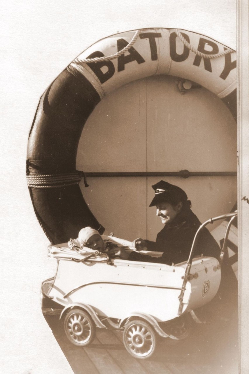Moja Mama z bratem w wózku na statku "Batory" 1938 rok.