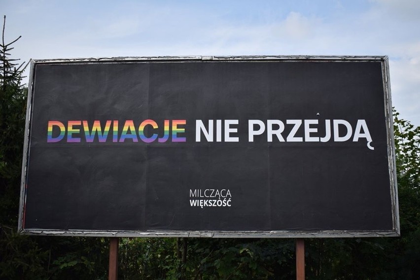 Milcząca Większość publikuje zdjęcia billboardów na swoim...