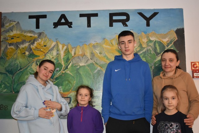 Natalia Smereka (pierwsza z lewej) i jej dwie córki - 7-letnia Nasta i 2-letnia Vika, a także przyjaciółka Ira z dziećmi - 7-letnią Dianą i 15-letnimAndriyem są bezpieczni w zakopiański hotelu PRL