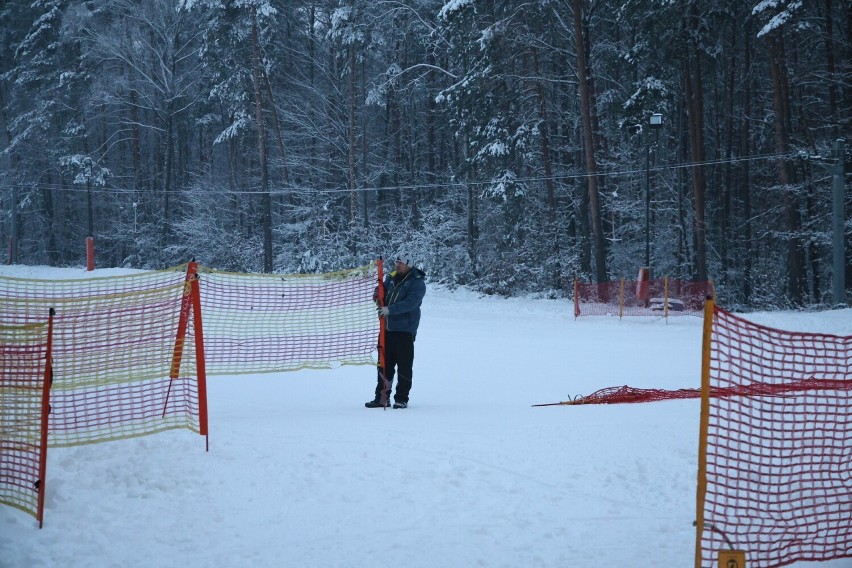 W Kielcach można już jeździć na nartach czy desce. Czynny pierwszy stok Na Stadionie. Zobacz zdjęcia 