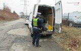 Samochód prawie rozsypał się na drodze w Katowicach. Kierowca musi zapłacić ponad 2 tys. zł kary