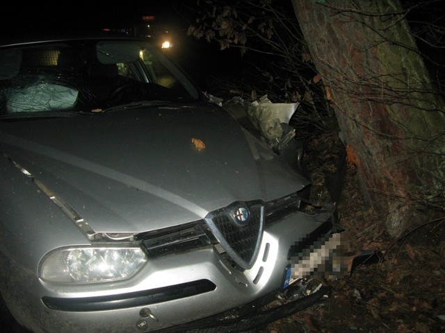 W miejscowości  Dąbrowa Chełmińska, pod Bydgoszczą 32-latka kierująca  alfa  romeo nie dostosowała prędkości do warunków na drodze,  zjechała na pobocze i uderzyła w drzewo. 

Zobacz:  Wypadek w Dąbrowie. Auto uderzyło w drzewo [zdjęcia] 

Mieszkanka Unisławia sama wezwała na miejsce policyjny patrol. Funkcjonariusze po sprawdzeniu ustalili, że kobieta prowadziła auto będąc pod działaniem ponad 2 promili alkoholu. Zapewne ten fakt również miał wpływ na ocenę sytuacji na drodze. Teraz 32-latka odpowie za jazdę pod wypływem alkoholu i spowodowanie kolizji.