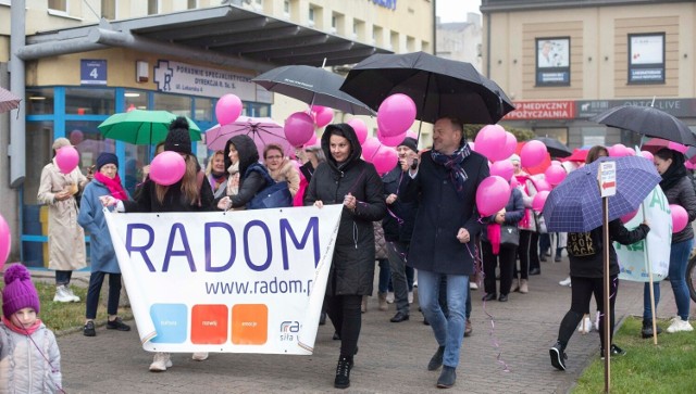 Panie ze Stowarzyszenia Amazonki – Dana przeszły ulicami miasta w marszu promującym profilaktykę raka piersi.
