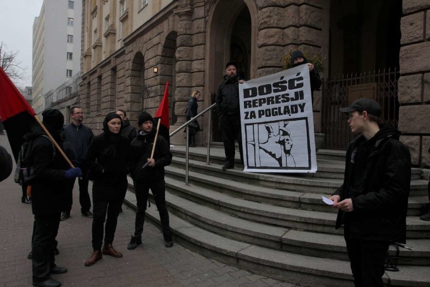 Oskarżeni anarchiści nie przyznają się do winy.