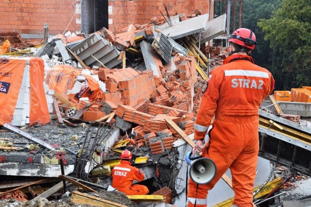 Strażacy z Jastrzębia pomagają w akcji przy zawalonym bloku w Bielsku-Białej
