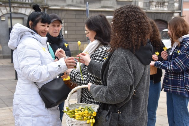 Wolontariusze z kwiatami pojawili się w centrum Tarnowa m.in. na Placu Sobieskiego