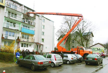 Kosz wyniósł trzech robotników na wysokość czwartego piętra i przechylił się tak, że wszyscy z niego wypadli.	Fot. Grzegorz Mehring