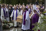 Wrocław. Zobacz zdjęcia z pogrzebu biskupa Edwarda Janiaka we Wrocławiu. Były olbrzymie emocje