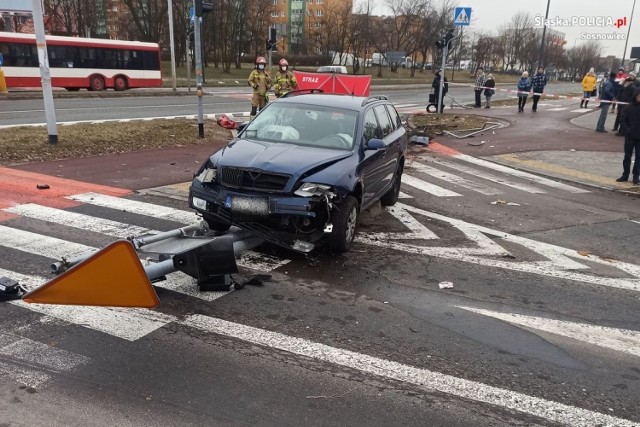 Na skrzyżowaniu w Sosnowcu Zagórzu doszło do śmiertelnego wypadku. Samochód przejechał kobietę.