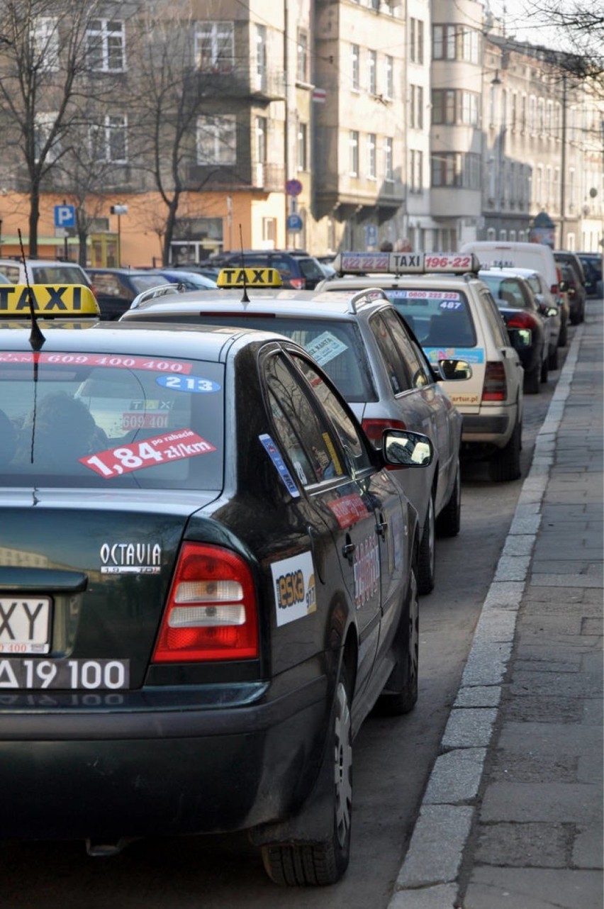 Kraków. Po mieście będą jeździć bardziej ekologiczne taksówki? Czas na konsultacje społeczne