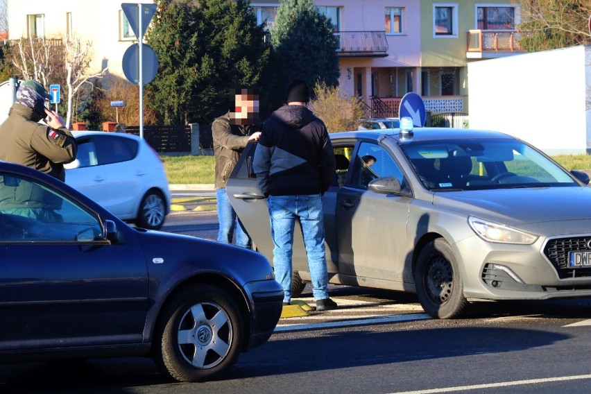 Legnica: Policjanci po pościgu zatrzymali mężczyznę
