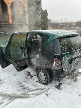 Pożar samochodu osobowego w Gołuchowie. Do zdarzenia doszło na terenie jednej z posesji przy ulicy Żeromskiego