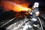 Nocny pożar w Błoniu. Spłonęło 3-letnie i 6-letnie dziecko