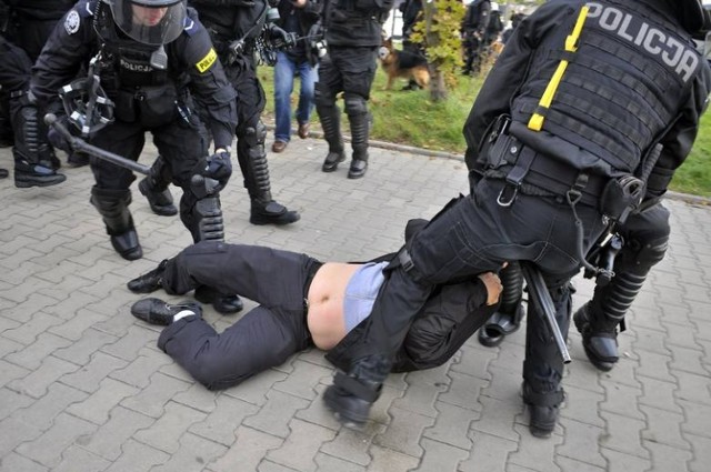 Derby Krakowa 2013. Zamieszki przed stadionem Cracovii.