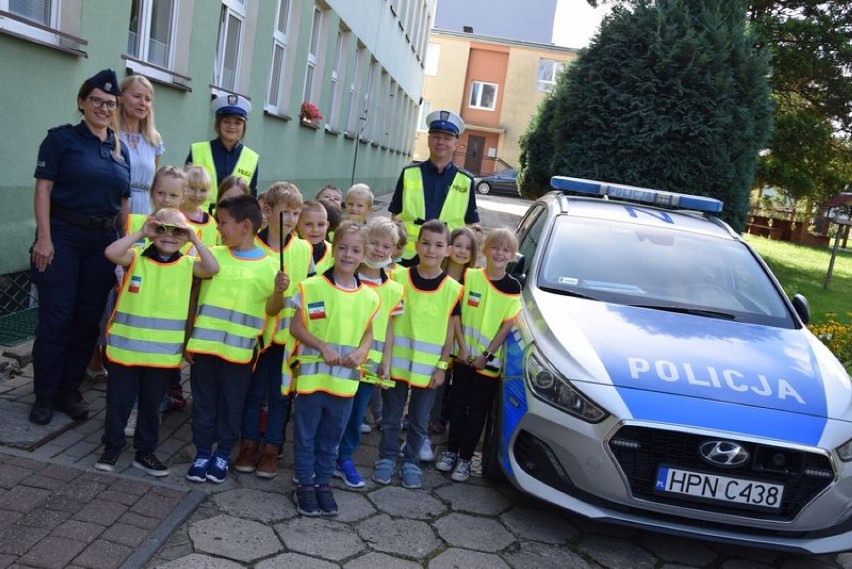 Bezpieczna droga do szkoły: puccy policjanci dbają o bezpieczeństwo najmłodszych