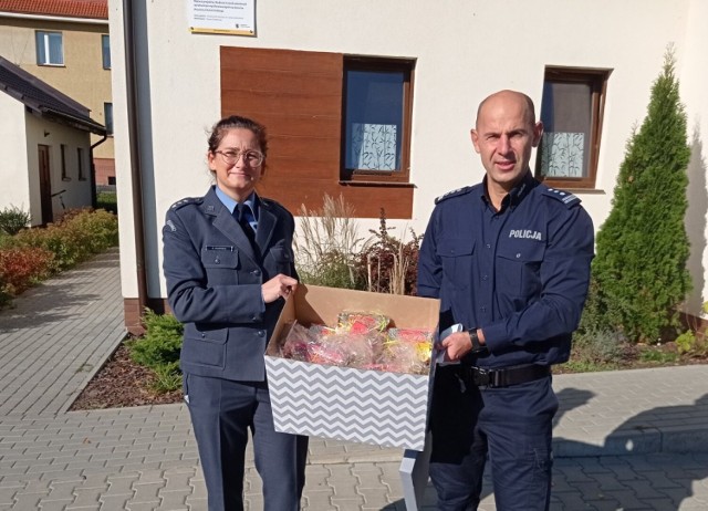 Insp. Robert Olszewski, komendant powiatowy policji w Chełmnie i por. Elżbieta Kamińska, rzecznik prasowy Zakładu Karnego nr 1 w Grudziądzu przekazali dzieciom słodycze i bony pieniężne