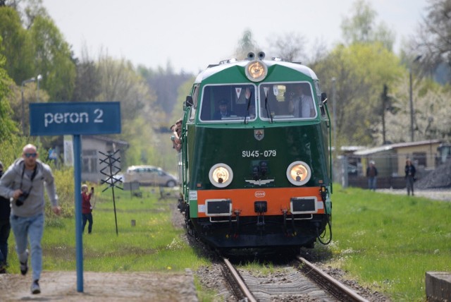 Na sentymentalną podróż zabytkowym pociągiem chętnych nie brakowało. Na stacji kolejowej PKP w Sępólnie z okazji Dnia Flagi zobaczyć można było również rekonstrukcję historyczną przygotowaną przez CKiS.