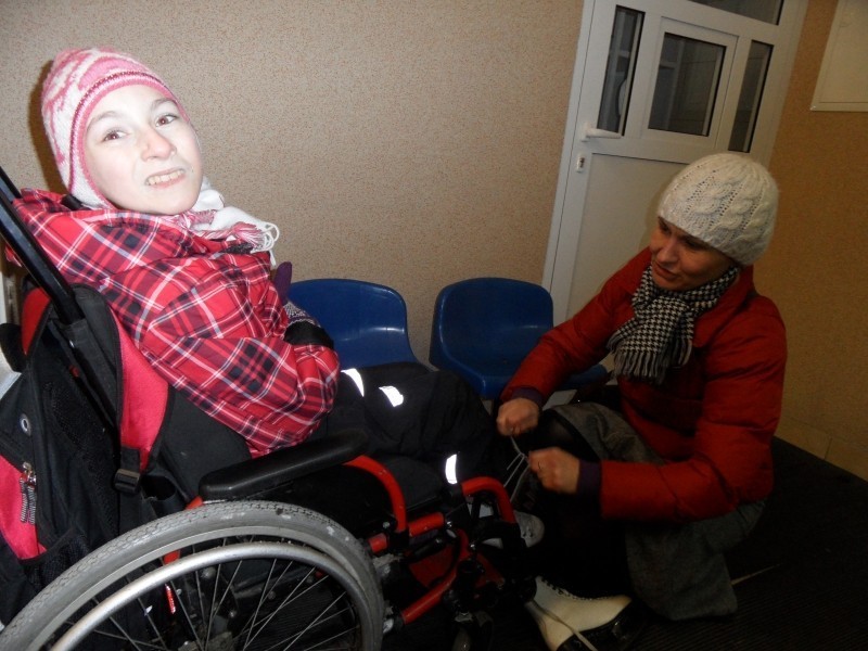 Mikołów: Na łyżwach i wózku inwalidzkim po tafli lodowiska