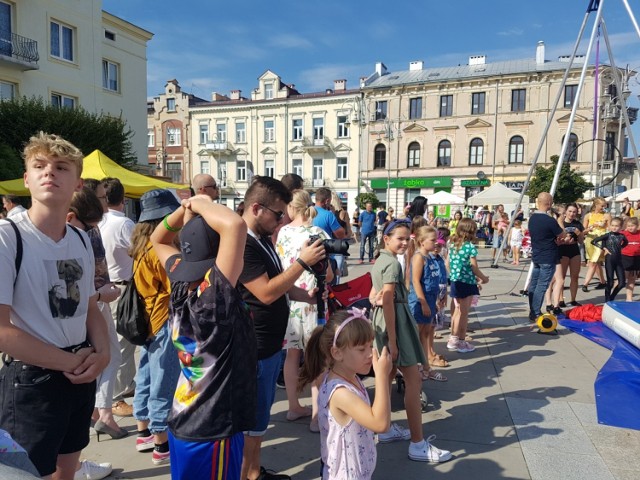 W niedzielę, 16 sierpnia, w centrum Kielc pojawili się artyści na pierwszym ulicznym festiwalu sztuki. Wzbudzili zainteresowanie mieszkańców i turystów. 

Na Kielecki Festiwal Sztuk Ulicznych zaprosiło wszystkich Stowarzyszenie Przyjazne Kielce, organizator wydarzenia. W niedzielę od południa do późnego wieczora w centrum Kielc - na Rynku, ulicy Sienkiewicza i placu Artystów zapowiedziano pokazy mimów, grajków, szarfiarzy, bąblarzy, bicyklistów, połykaczy ognia. Popisy młodych muzyków, którzy ulokowali się przy ulicy Sienkiewicza, wzbudzały zainteresowanie.  

Na kolejnych slajdach zobaczycie, jacy artyści zawitali do kiec>>>