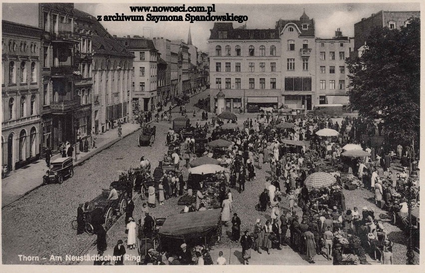 Jest świadkiem skomplikowanej najnowszej historii miasta -...