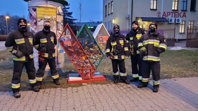 Pojemnik na nakrętki w kształcie herbu Zagłębia Sosnowiec stanął w Zagórzu. Takiego pojemnika nie ma nikt. Mnóstwo nakrętek przekazało OSP Cieśle w Sosnowcu. Mnóstwo nakrętek przekazało OSP Cieśle w Sosnowcu. 

Zobacz kolejne zdjęcia. Przesuń zdjęcia w prawo - wciśnij strzałkę lub przycisk NASTĘPNE