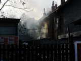 Pożar w Bielsku-Białej. Policjanci ruszyli na pomoc mieszkańcom płonącej kamienicy. Na szczęście w wyniku pożaru nikt nie ucierpiał