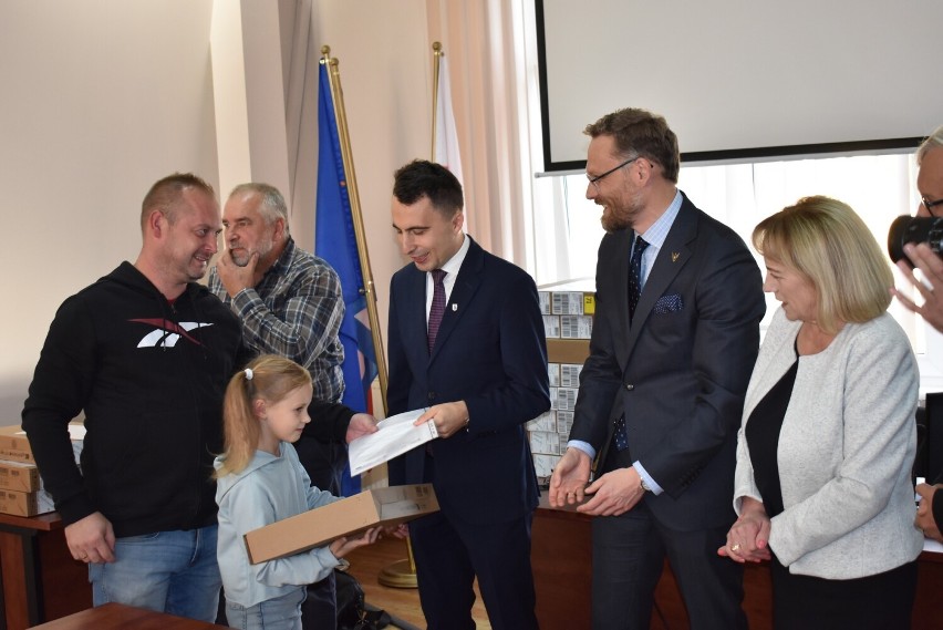 80 laptopów trafiło do dzieci z gminy Dobrzany