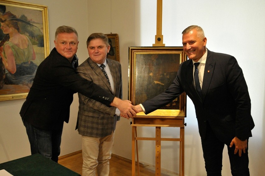Obraz przekazał dyrektorom muzeum, Leszkowi Ruszczykowi i...