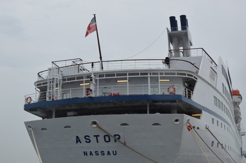 Wycieczkowiec Astor zacumował do gdyńskiego portu. Niecodzienny widok przy Molo Południowym [zdjęcia]