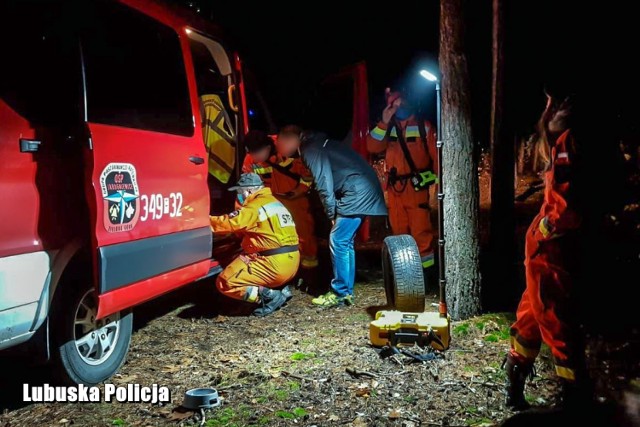 Akcja policji jest zakrojona na ogromną skalę. Biorą w niej udział strażacy ochotni, mieszkańcy, leśnicy.