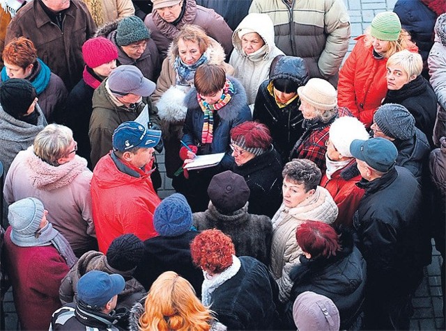 W niedzielę blisko 80 lokatorów z 9 bloków komunalnych na Olechowie zaprotestowało przeciw zapowiadanej podwyżce czynszów.