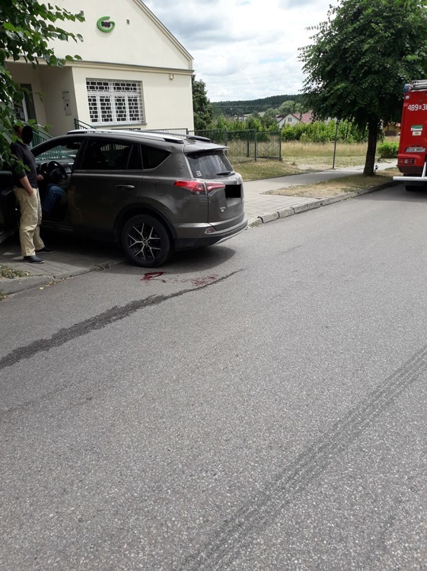 Potrącenie rowerzysty w Krynkach. Mężczyzna trafił do szpitala (zdjęcia)