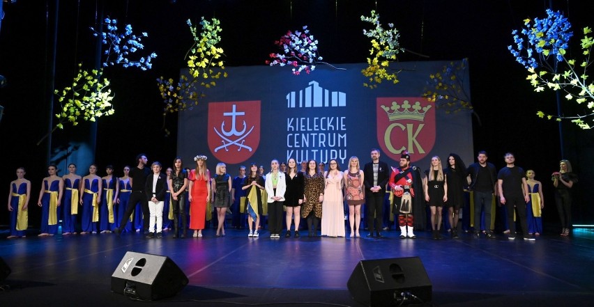Andrzej Piaseczny, reprezentantka Ukrainy na Eurowizję Junior i inni artyści zaśpiewali w Kielcach za darmo, aby pomóc Ukrainie. Zdjęcia 