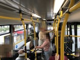 Pasażerowie tłoczą się w porannym autobusie do szpitala w Słupsku