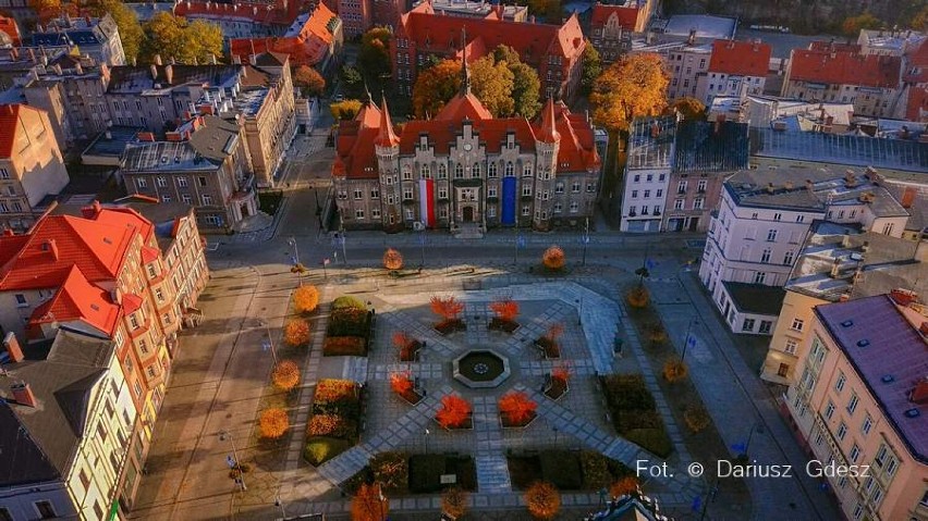 Jesień w Wałbrzychu. Śródmieście skąpane złotem liści (ZDJĘCIA)