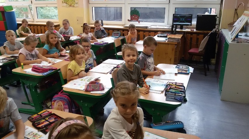 6-latki w szkołach naszego powiatu. Jak im idzie?